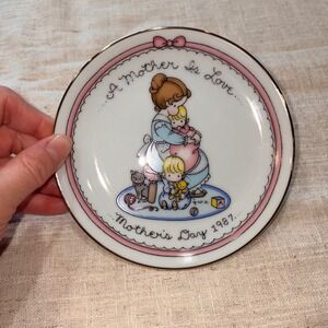 Avon 1987 Mothers Day Plate Joan Walsh Anglund A Mother Is Love Decorative 5in